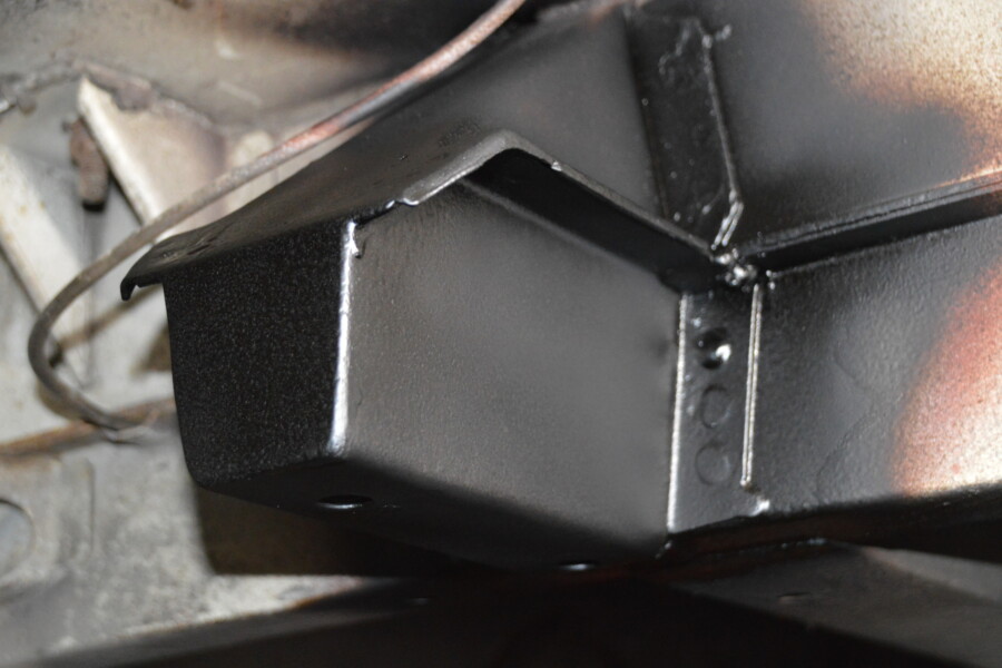 Eingeschweißt, geschliffen, grundiert und konserviert.